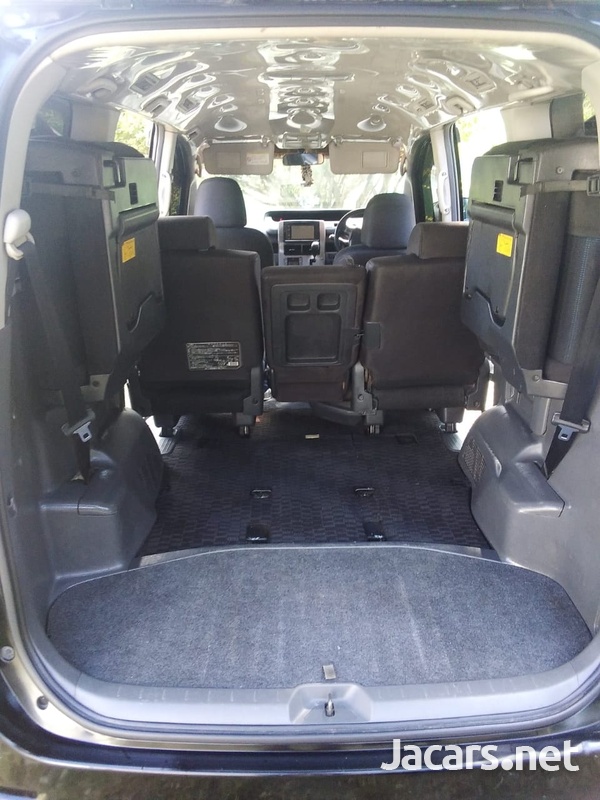 2010 Toyota Voxy-7
