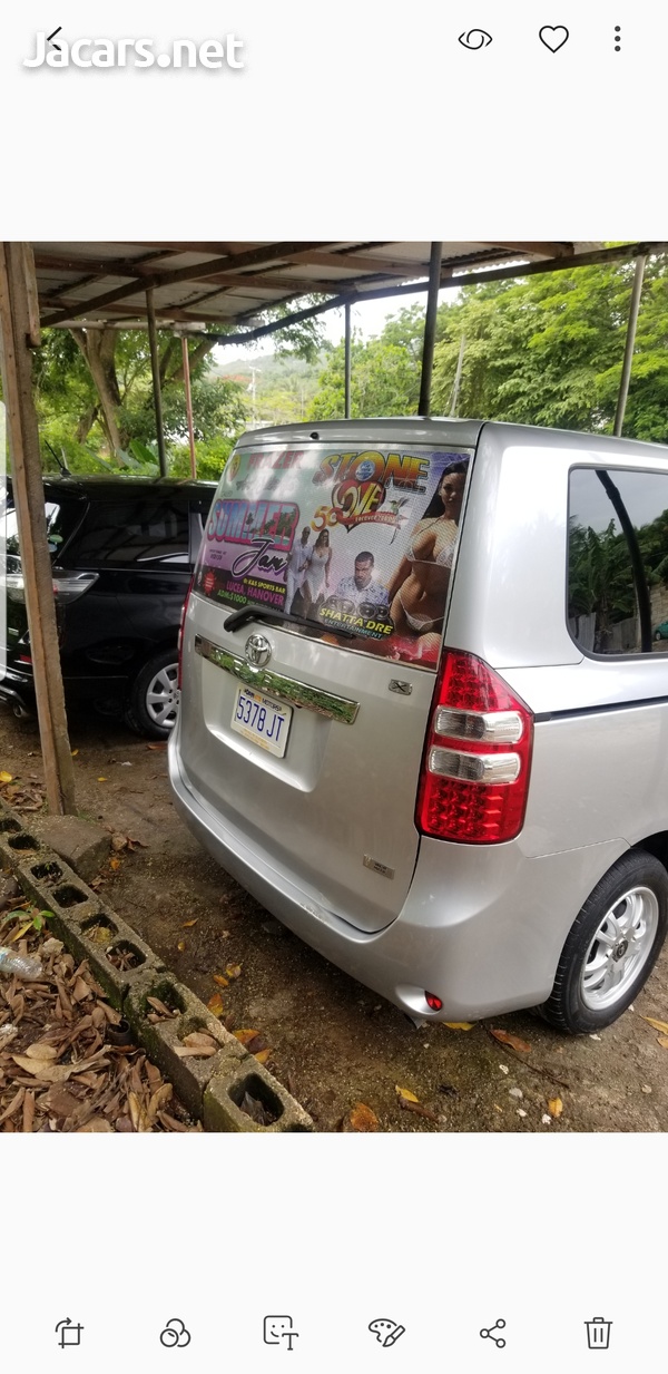 Toyota Noah 2,0L 2011-4
