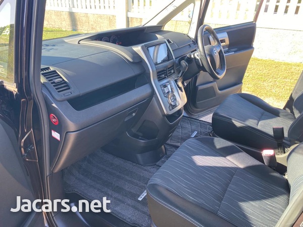 Toyota Voxy 2,0L 2013-4