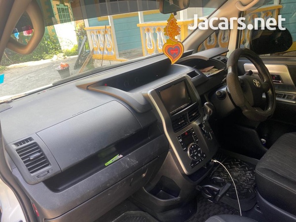Toyota Voxy 2,0L 2012-7