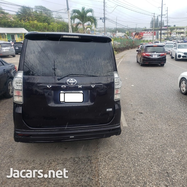 Toyota Voxy 2,0L 2010-5