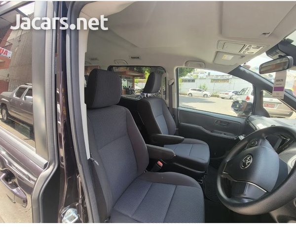 Toyota Noah 2,0L 2018-6