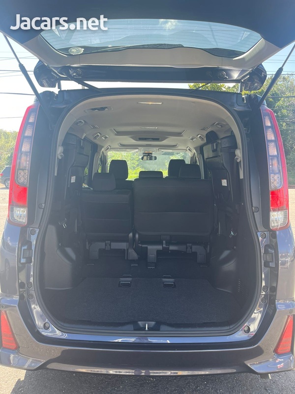 Toyota Noah 2,0L 2017-4