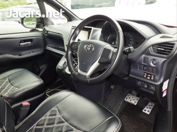 Toyota Voxy 2,0L 2014-2