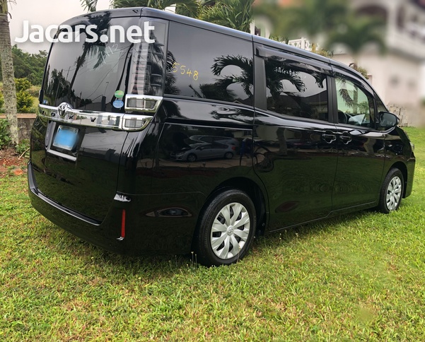 Toyota Voxy 2,0L 2017-5