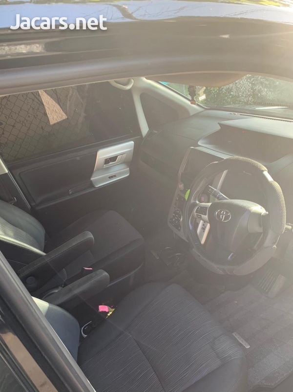 Toyota Voxy 2,0L 2011-3