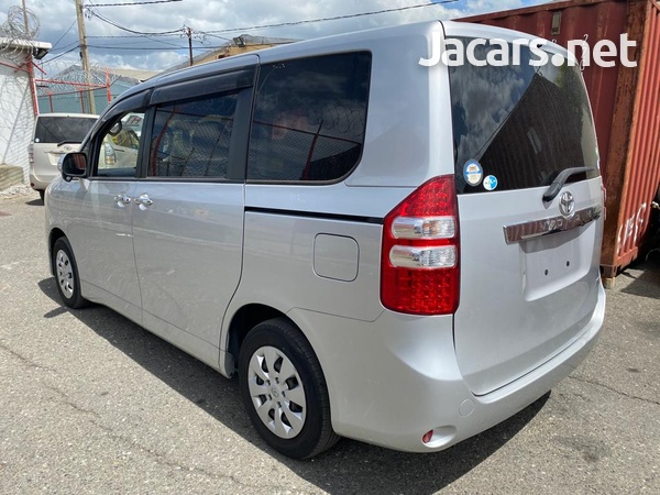 Toyota Noah 2,0L 2013-3