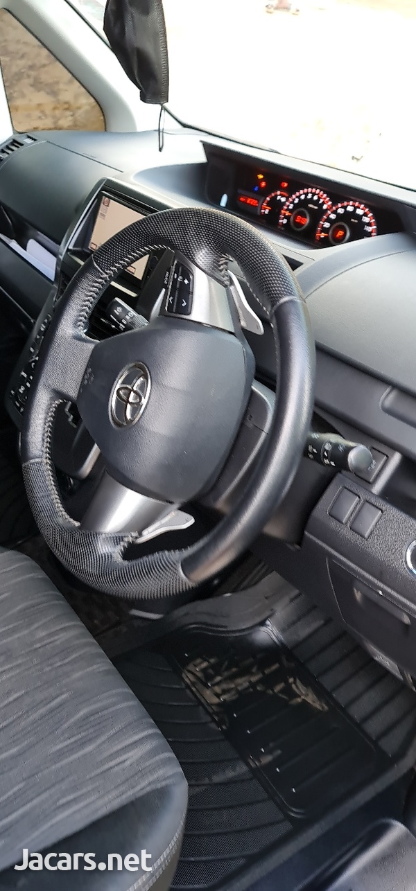 Toyota Voxy 2,0L 2012-7