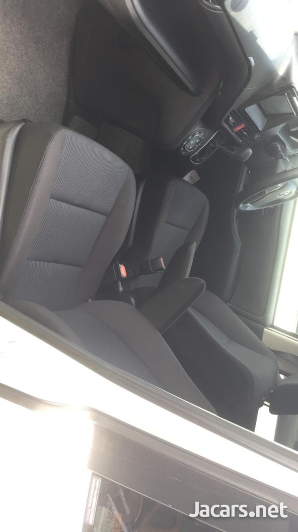 Toyota Voxy 2,0L 2016-7