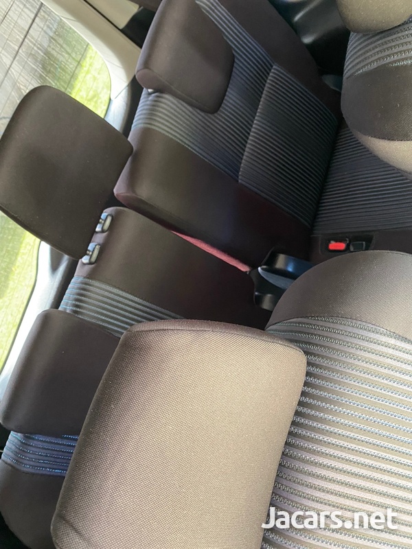 Toyota Voxy 2,5L 2014-10