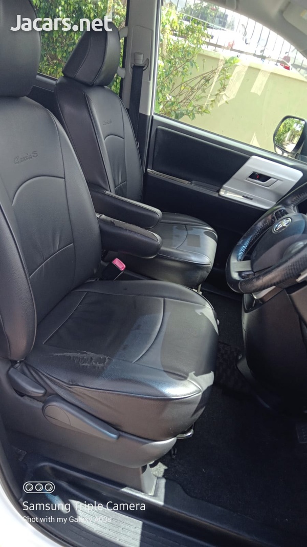 Toyota Noah 2,0L 2013-8