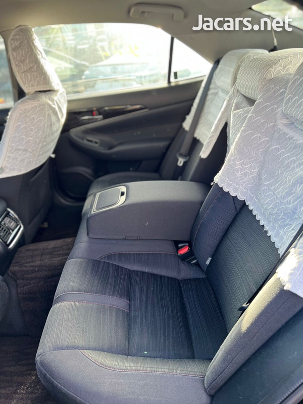 Toyota Crown 2,5L 2016-10