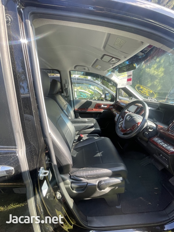 Honda Stepwgn Spada 2,0L 2013-8