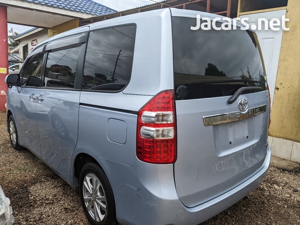 Toyota Noah 1,9L 2011-6