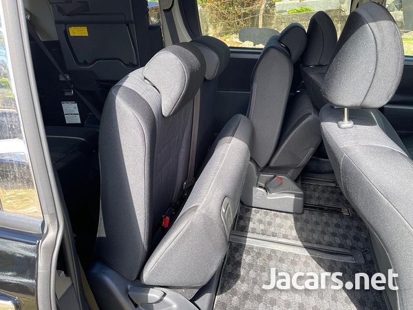 Toyota Noah 2,0L 2013-5