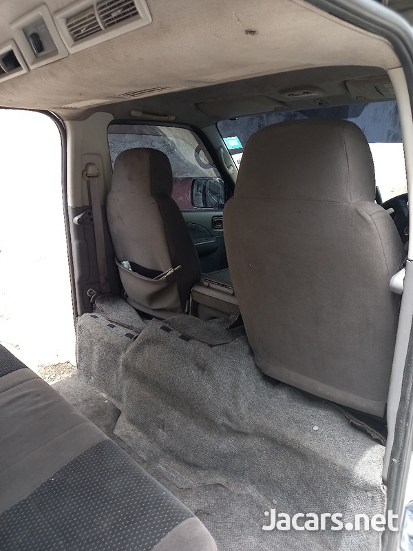 Nissan Caravan-7