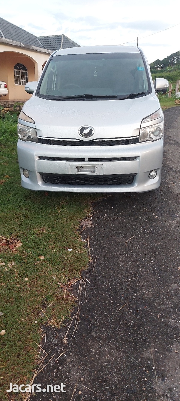 2010 Toyota Voxy-1