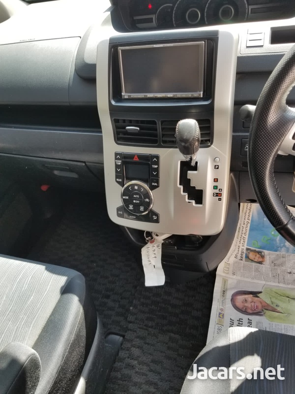 Toyota Voxy 2,0L 2012-8