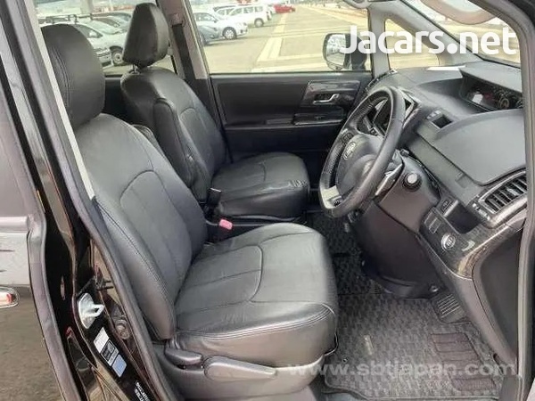 Toyota Voxy 2,0L 2013-7