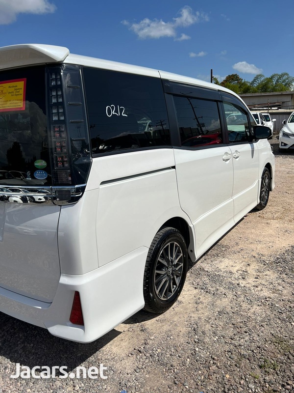 Toyota Voxy 2,0L 2014-7