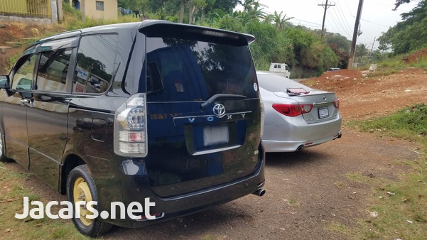 Toyota Voxy 2,0L 2011-9