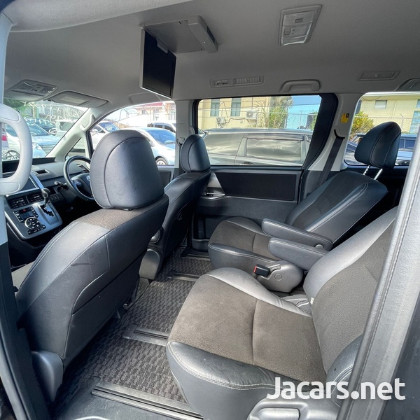Toyota Voxy 2,0L 2013-4