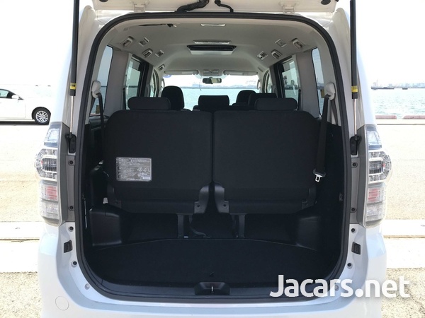 Toyota Voxy 2,0L 2013-11