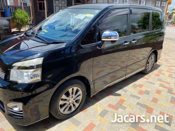 Toyota Voxy 1,8L 2013-2
