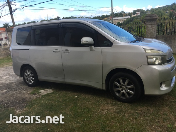 Toyota Voxy 2,0L 2011-1