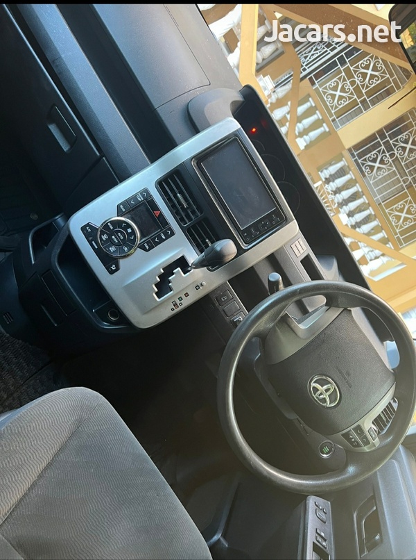 2011 Toyota Voxy-3