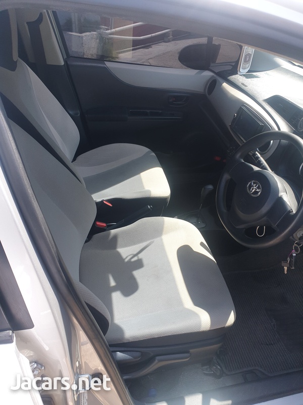 Toyota Vitz 1,3L 2014-6