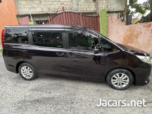 Toyota Noah 2,0L 2015-12