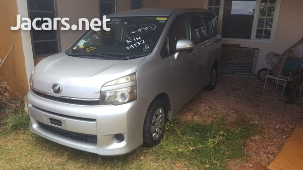 Toyota Voxy 2,0L 2013-1