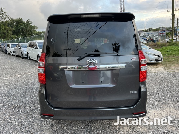 Toyota Noah 2,0L 2012-5
