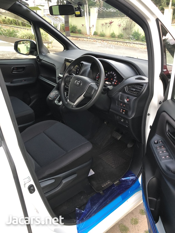 Toyota Noah 2,0L 2014-7