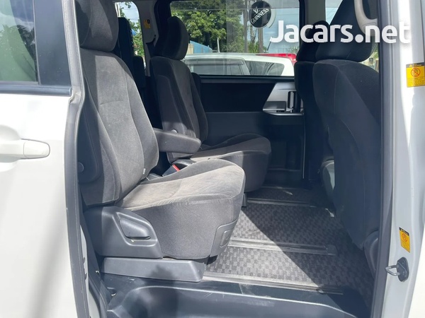 Toyota Noah 2,0L 2013-8
