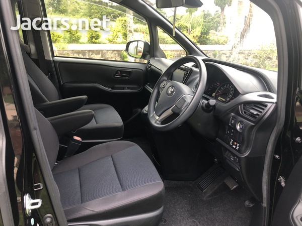 Toyota Voxy 2,0L 2017-9