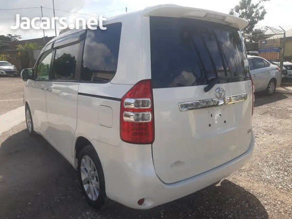 Toyota Noah 2,0L 2013-3