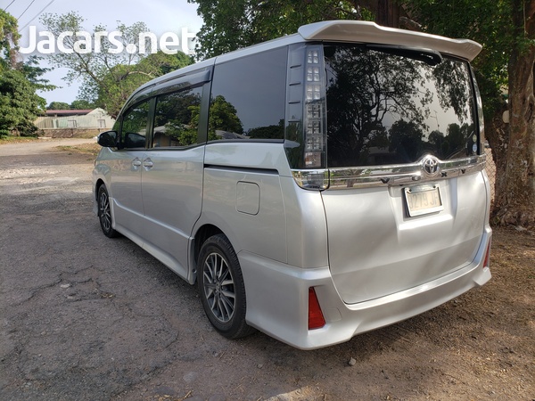 Toyota Voxy 2,0L 2016-4
