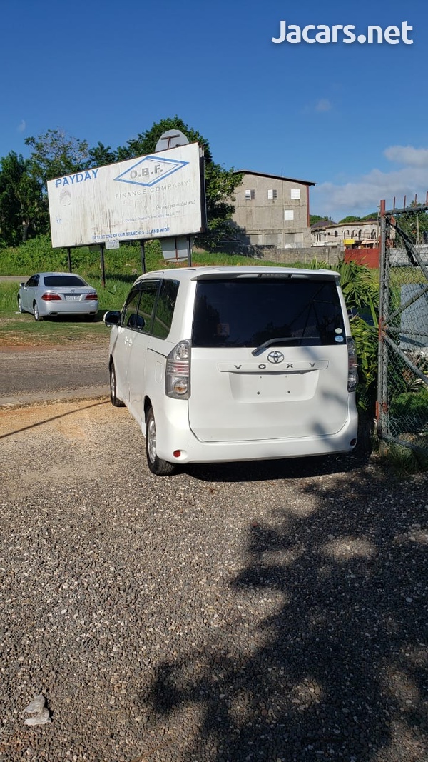 Toyota Voxy 2,0L 2010-6