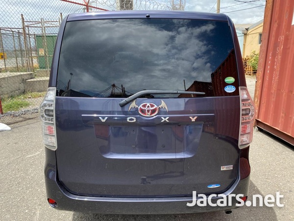 Toyota Voxy 2,0L 2013-5