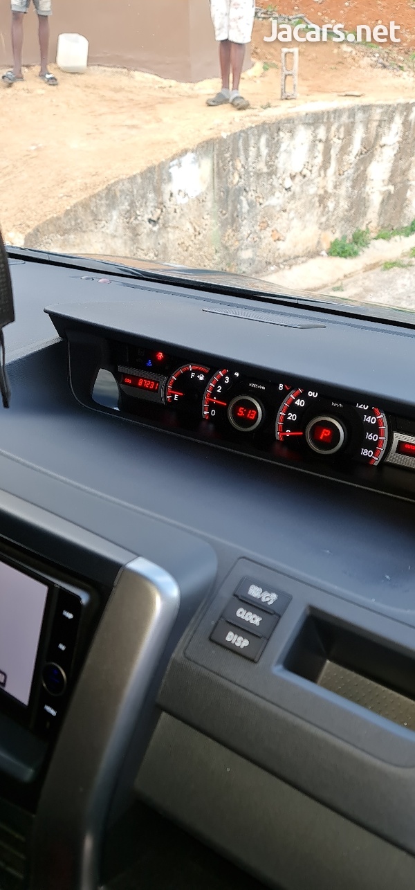 Toyota Voxy 2,0L 2012-8