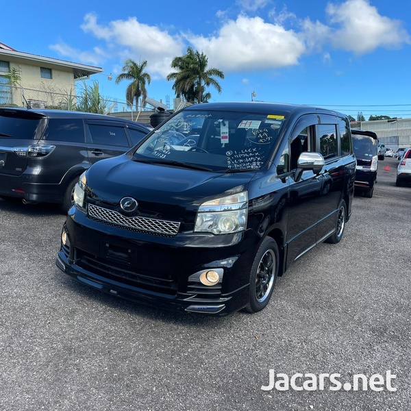 Toyota Voxy 2,0L 2013-1