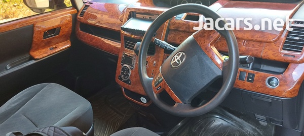 Toyota Voxy 2,0L 2010-6