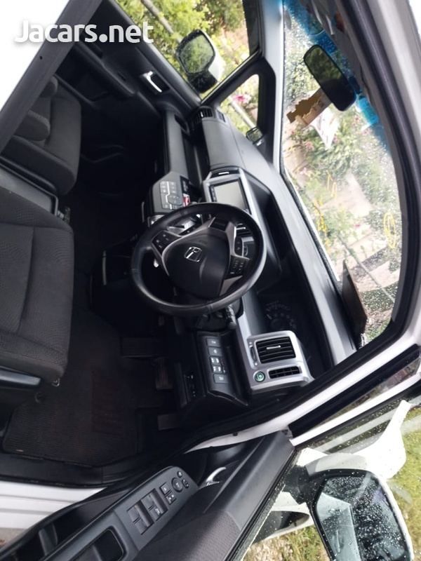 Honda Stepwgn Spada 2,0L 2014-6