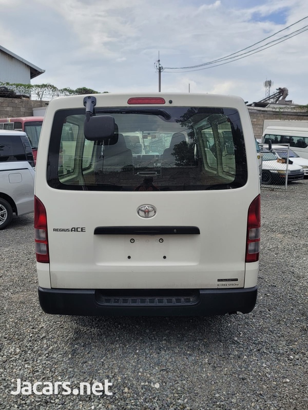 Toyota Hiace 3,0L 2015-4