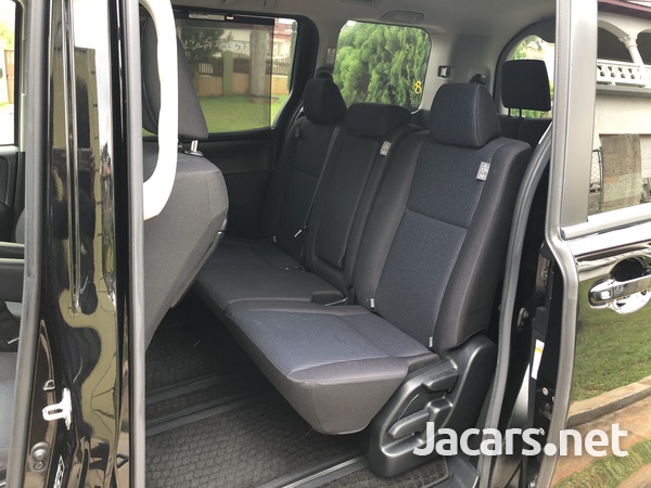 Toyota Voxy 2,0L 2017-12