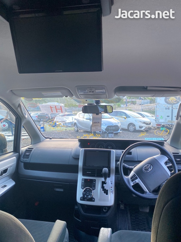 Toyota Noah 2,0L 2013-8