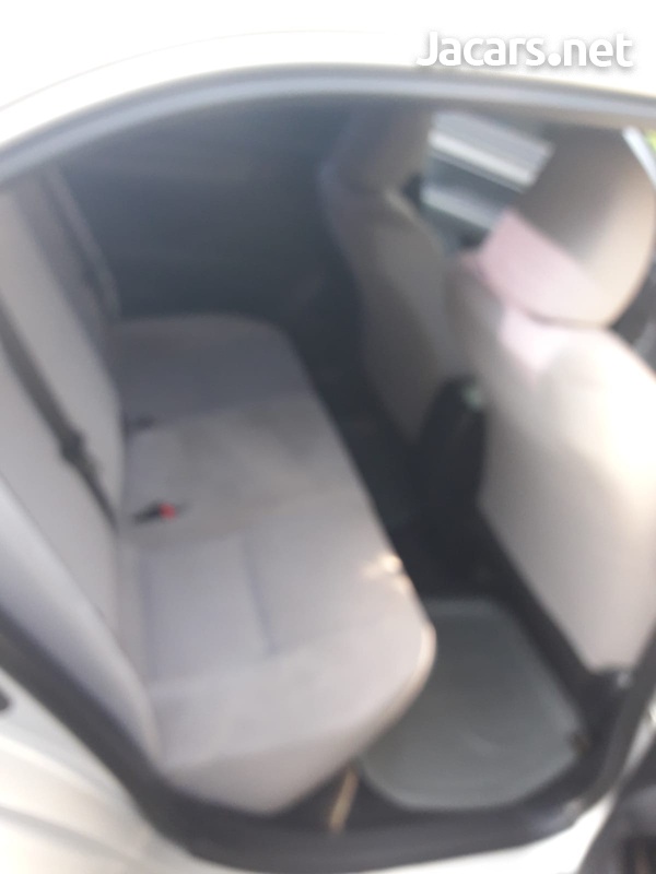 Toyota Axio 1,3L 2015-9