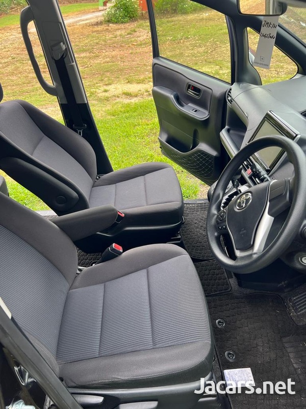 Toyota Voxy 2,0L 2016-2